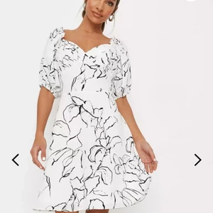 Missguided klänning - Mönstrad missguided klänning. Aldrig använd pga beställde dubbelt. Passar stl 38-40