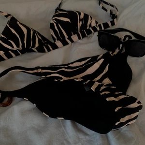 Love stories bikini  - Säljer nu min helt oanvända love stories bikini med zebra mönster då den är för liten för mig, super fin och skärp ingår och slutsåld i butik, allt postas med spårbar frakt upp till 66kr genom PostNord appen :) allt sker via Swish 💓 pris kan diskuteras 