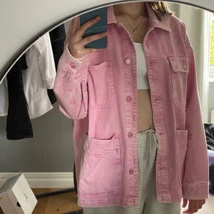 Rosa Jeansjacka - Snygg overzised jeansjacka från Pull and Bear. Sparsamt använd. Gratis frakt. 