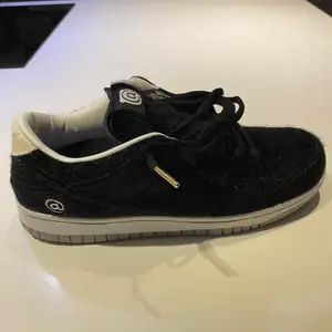 Sb dunk medicom toy: säljer pga förstora. Nypris 3000kr säljer för: 2500kr                                                     New era kepsen: använder den inte. Säljer för 350kr