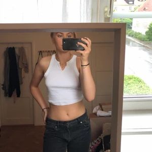 Söt sommartopp - Najs sommarlinne som jag själv sytt hacket längst upp på. Storlek 10 men sitter som en S. Köpare står för frakt🌸