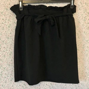 Paperbag-kjol  - Jättefin kjol med paperbagmidja. Väldigt stretchig. Inga spännen eller knappar utan man kliver i kjolen så att säga. Kan knytas med ett band men detta går att ta bort. Superfin längd, går till halva låret ungefär (jag är 169cm). I mycket gott skick, använd ytterst få gånger. Storlek L. 