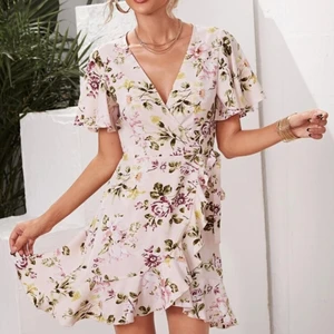 Klänning strlk: S/XS - En fin rosa och blommig klänning i storlek S. (Rekommenderas dock för en XS) Aldrig använt den då den är för liten, även därför jag säljer den! Pris: 70kr + frakt!💕☺️