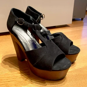 Klackskor  - Näst intill oanvända klackskor från Duffy  12 cm klack  Storlek 37 