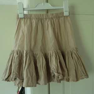 Volangkjol  - Beige volangkjol från Benetton. Endast använd en gång. 