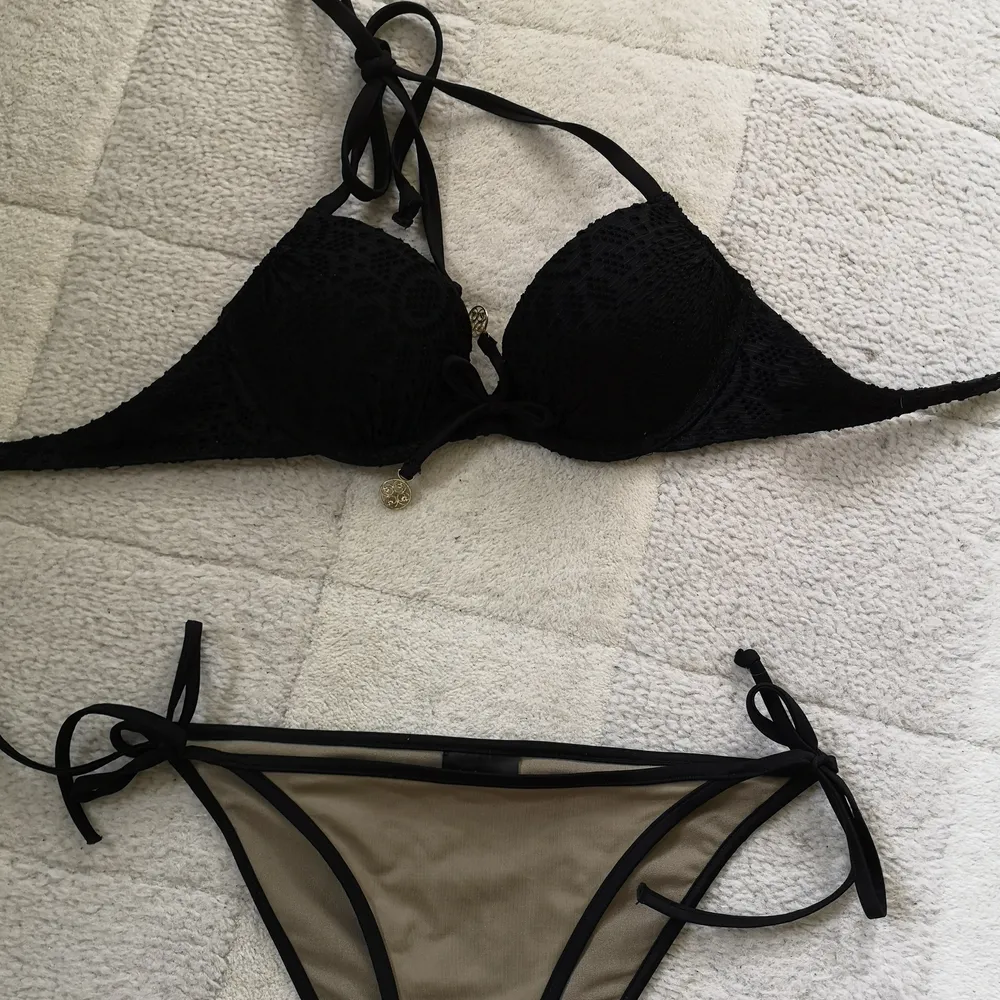 Beige/brun och svart bikini med två toppar som medföljer. Allt köps tillsammans för endast 149kr. . Övrigt.