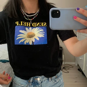 Svart tshirt  - Jätte fin svart T-shirt med tryck där det står ”send help”. Endast använd ca 1 gång. Minns inte vart jag köpte den, det var en hemsida på internet, den kostade dock ca 249-270 minns ej. Jag har xs i överdelar. 