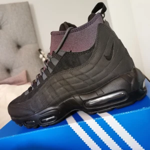 Nike air max 95 sneakerboots eu42 - Hej, säljer ännu ett par skor som inte används💁‍♀️dessa är i väldigt fint skick! Finns såklart tecken på användning på sulan, då jag har provat dem men gillade dem inte. Skickar gärna mer bilder vid intresse! 
