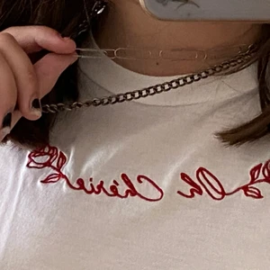 Vit T-shirt men broderi  - För liten för mig så därför säljer jag den. Vit basic T-shirt med rött broderi, rätt så tunn också så perfekt för sommaren✨ hör av dig om du har frågor, pris kan diskuteras ❤️