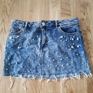 Jeans kjol  - Jeans kjol med pärlor. Storlek s 