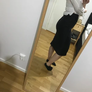 Svart pennkjol  - Svart pennkjol/långskjol i 100% linne från Karin Sömmare, helt ny med lapp! Superfin kvalitet, köpte den för 150 (nedsatt från 850), den blir din för 100kr. Om du köper någonting i min shop för över 50kr så får du något för 20kr på köpet.