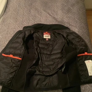 Parajumper jacka junior  - Jätte  skön hybrid jacka i storlek m barn i svart färg. Använt tre gånger 