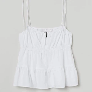 Gulligt topp med knytband - Säljer denna söta topp jag köpte i sommars. Aldrig använt och i bördighet fint skick. Inte så stretchigt material men bandet kan man knyta hur man vill🤍  (bilden är tagen från h&m hemsida :) Buda gärna fram till torsdag 💗