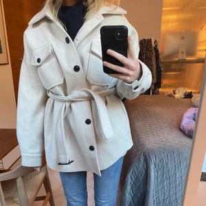 Kort kappa - Kappa från Nelly, storlek 34 men mer som 36 skulle jag säga! 