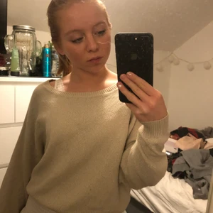 Beige glitter sweatshirt - Säljer min fina glittrigt beiga sweatshirt eftersom att den inte kommer till använding. Bra skick. Kan vara lite genomskinlig men det syns inte om man har ett linne under.