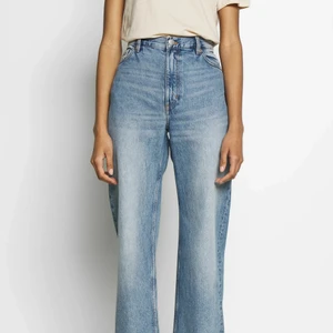 Blåa jeans från Monki - Dessa byxorna säljer jag då de är något för små för mig. De är väldigt sköna och sitter snyggt. De är i storlek 28 i midjan och 30 i längden. Skriv för mer info💞
