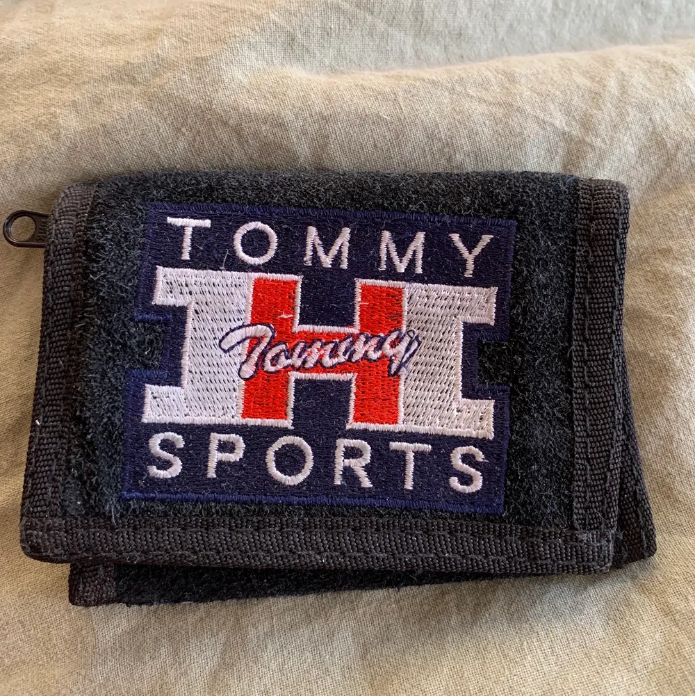 Tommy Hilfiger plånbok i mocka. Accessoarer.