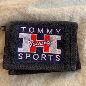 Tommy Hilfiger plånbok i mocka