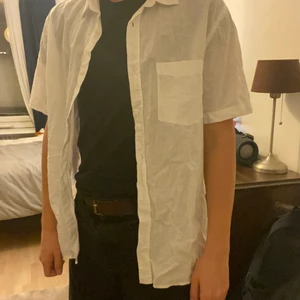 Vit kortärmad skjorta  - Skjorta från H&M i storlek L, jag är 186.