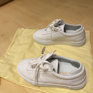 Axel arigato - Endast testade, säljer då de var alldeles för små för mig. Storlek 37