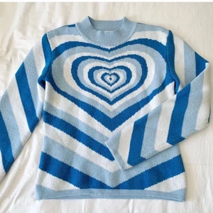 Heart wave sweather - Säljer denna jättefina heart wave sweather från cider! Storlek Xs! Jag har aldrig använt den, endast testat den men jag köpte den på tise! 🤍Säljes pga tycker inte att den passar mig. 200kr exklusive frakt!🤍 obs! Lånad bild