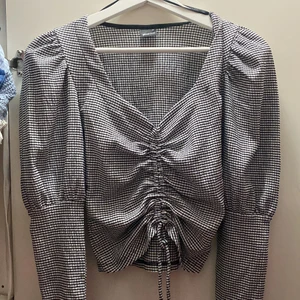 Fin topp från ginatricot XS - STORLEK- xs från ginatricot. Aldrig använd 