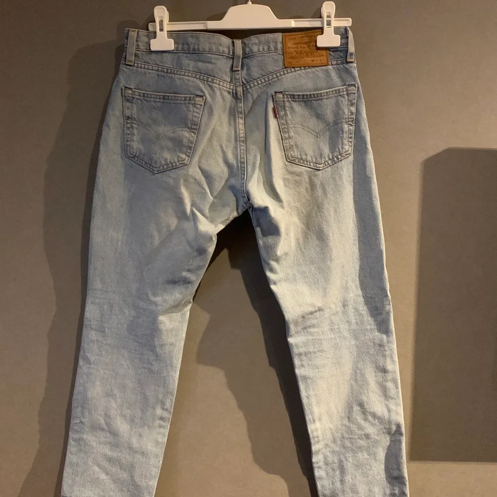 Levis 511 jeans i bra kvalite förutom lite slitning i grenen. (Kan skicka bild). De är i storlek W 30 L 30. Jeans & Byxor.