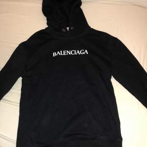 Säljer min fina och sköna fejk Balenciaga hoodie till bra pris. Ny skick, aldrig använt. Storlek M men sitter bra på mig som har Xxs också💕 