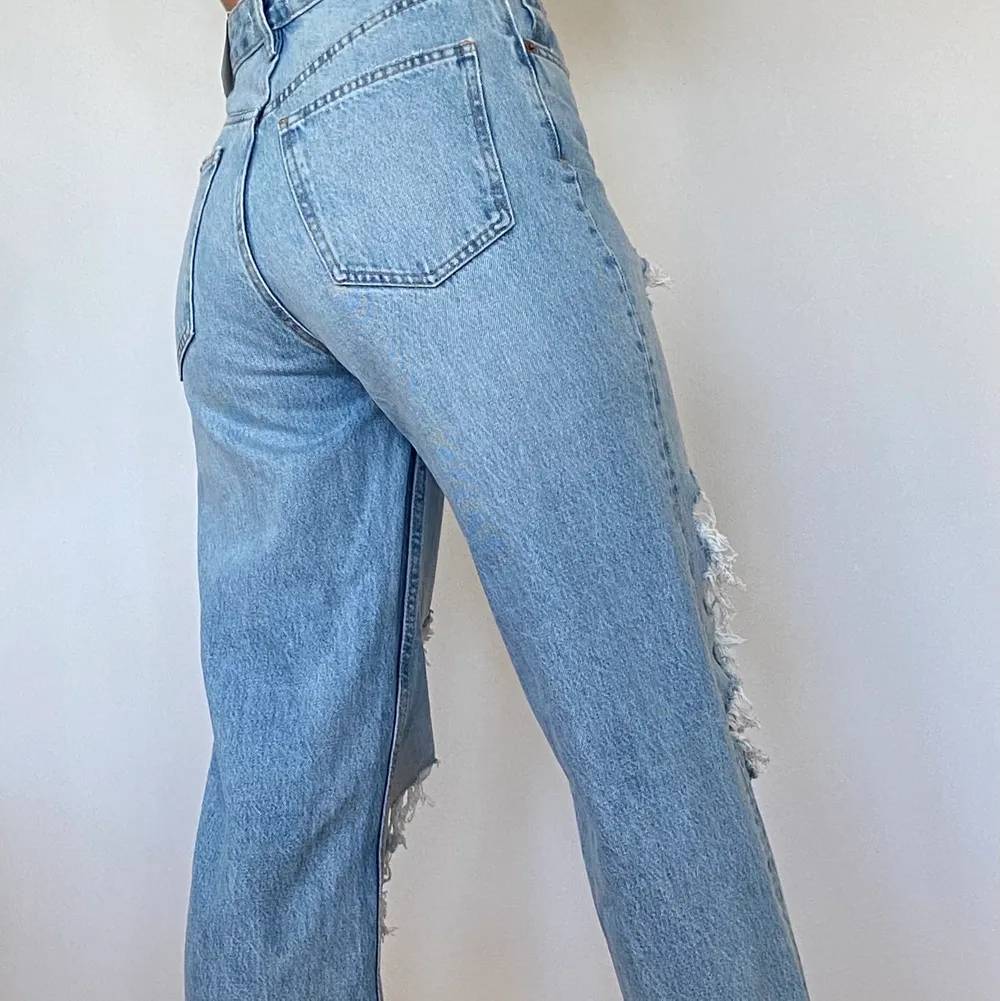 Säljer ett par helt oanvända jeans från Zara ( med prislapp kvar) De köptes för 400 kr. Skulle säga att dom är ganska små i storleken!!! Skriv om du är intresserad🥰. Jeans & Byxor.