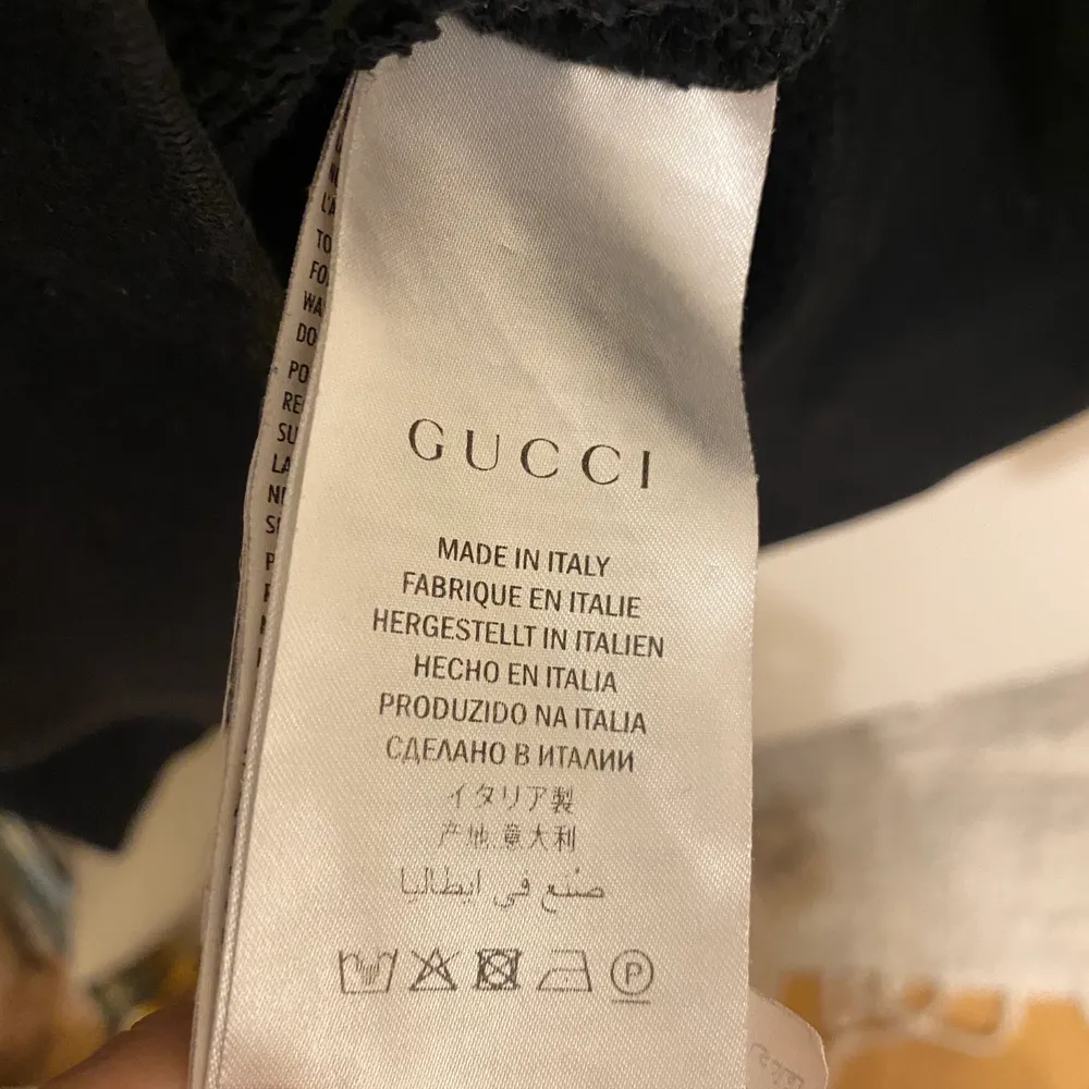 Säljer min skit balla Gucci hoodie som är köpt i Paris! Nypris är runt 8000/9000kr, har inga äktehetsbevis pga köptes för 4 år sen! Skit bra skick ser ut som ny , den är inte använd på ca 1 år. Den är ONE SIZE men passar som S/M! Lägger ut den för 4000 kr så kan pris diskuteras ❤️. Tröjor & Koftor.
