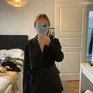 Svart blazer med knyte i midjan  - Blazer med band till, kan användas utan bandet