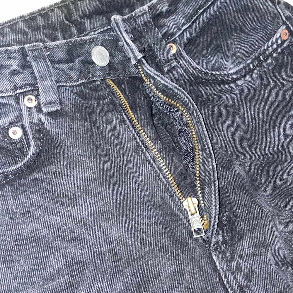 Allas standard weekday svarta jeans! Inte så mycket mer att säga utom att dragkedjan tyvärr gått sönder men super lätt att laga hos en skräddare för en liten peng<3. Jeans & Byxor.
