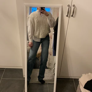 Väst - Väst från hm i strl xs, använd fåtal gånger så är som ny. Du kan även få skjortan för 40kr extra i samma storlek