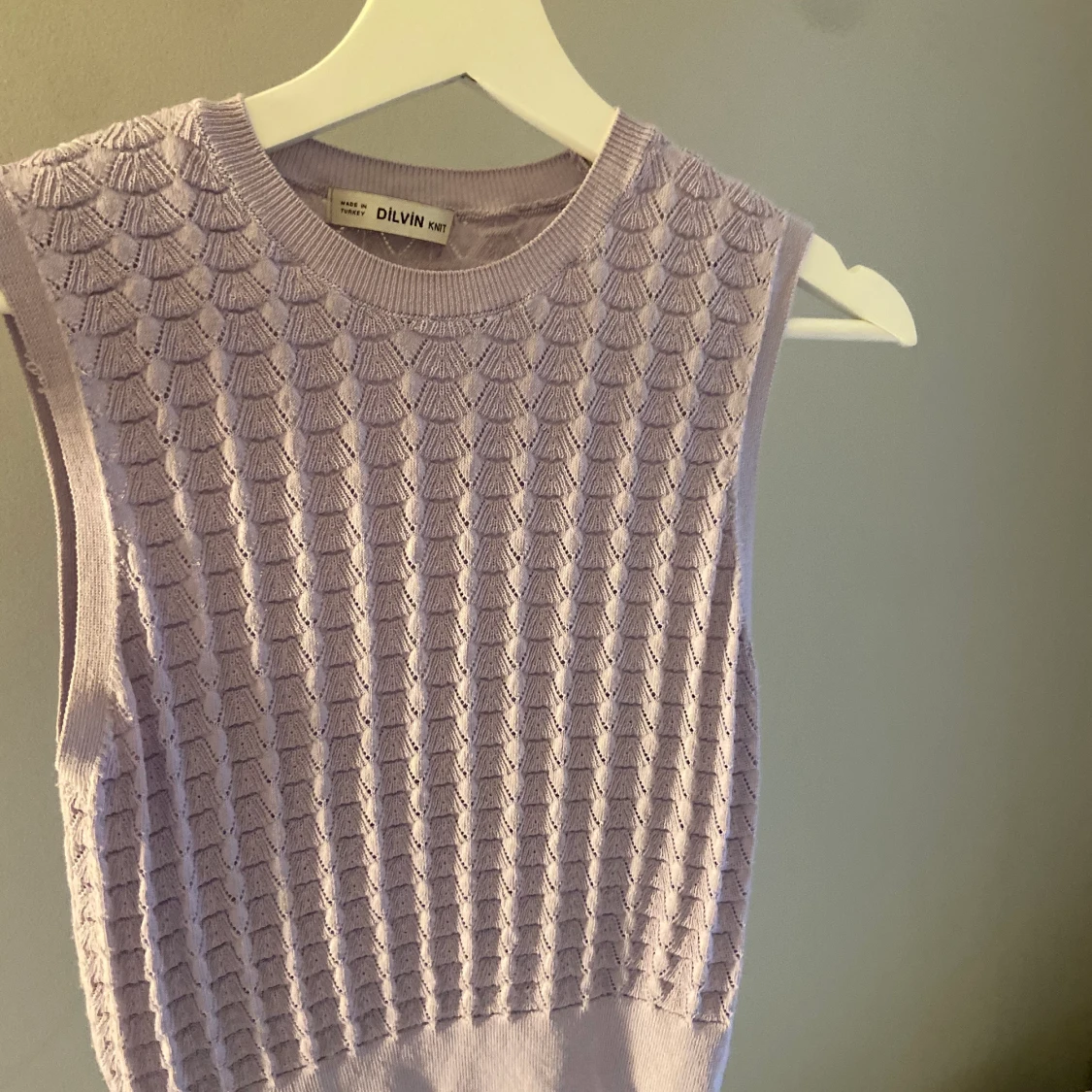 stickat linne i pastelllila  - 90