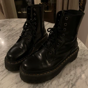 Dr Martens Jadon - Säljer mina Dr Martens boots pga för stora, använda två gånger och är i princip som nya! Köpta för 2300 kr men säljer för 1600 :) skriv gärna till mig om du undrar något💘 möts helst upp i Stockholm, bor på Östermalm.