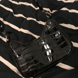 Axelväska - En svart axelväska. Aldrig använd