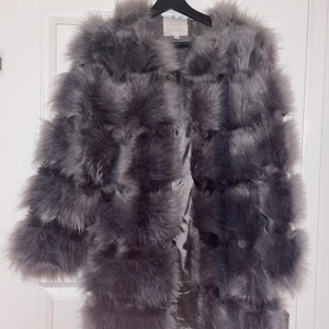 Vera Lucy Faux Fur Coat, storlek M  - Vera Lucy Faux Fur Coat, storlek M. Använd enbart i 15 min för fotografering så den är helt ny. Super fin bevarat. Ej använt den mer än så. Kan postas men mottagaren står för frakt. 
