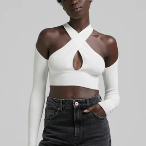 Bershka croppad tröja - LÅNADE BILDER FRÅN ZALANDO! Säljer denna vita, croppade tröjan från Bershka som är helt slutsåld på Zalando, storlek XS😻 tröjan är i ett ribbat material o perfekt till festligheter, även nu när de är kallare med de långa ärmarna ❤️‍🔥❤️‍🔥 toppen är helt oanvänd med prislapp kvar🥰 köparen står för frakt