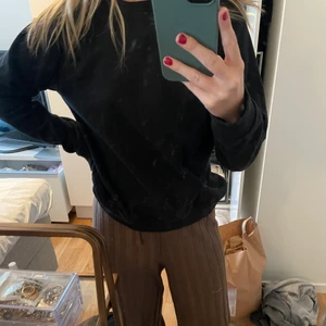 Vanlig svart sweatshirt ifrån Lager 157 - jättefin vanlig svart sweatshirt ifrån lager 157, har för många därför säljer jag 
