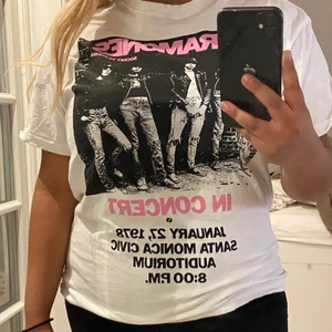 T-shirt med tryck - Säljer min fina oversized T-shirt med tryck på, strl m, 150kr