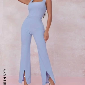 Blå byxdress  - Sälja mian fina blå byxdress använd bara en gång till fest men aldrig efter de och nu blivit för liten men den sitter verkligen så bra annars💙