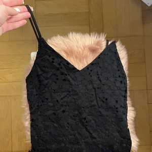 Svart body - Säljer en svart body, endast testad. Köpt på Primark. Storlek 32/34! ”Blommigt”