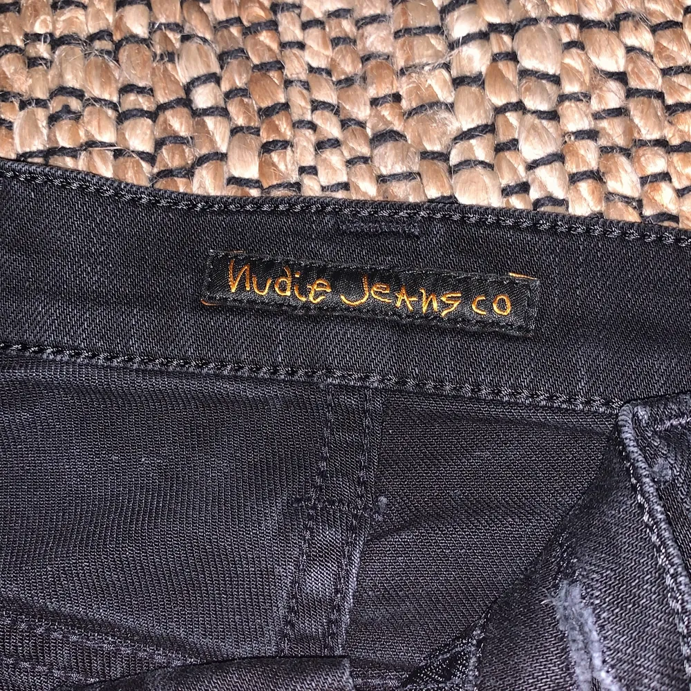 Nudie jeans som bara är prövade. Dom sitter ganska rakt med en liten flare längst ner. Original pris 1 400. Jeans & Byxor.