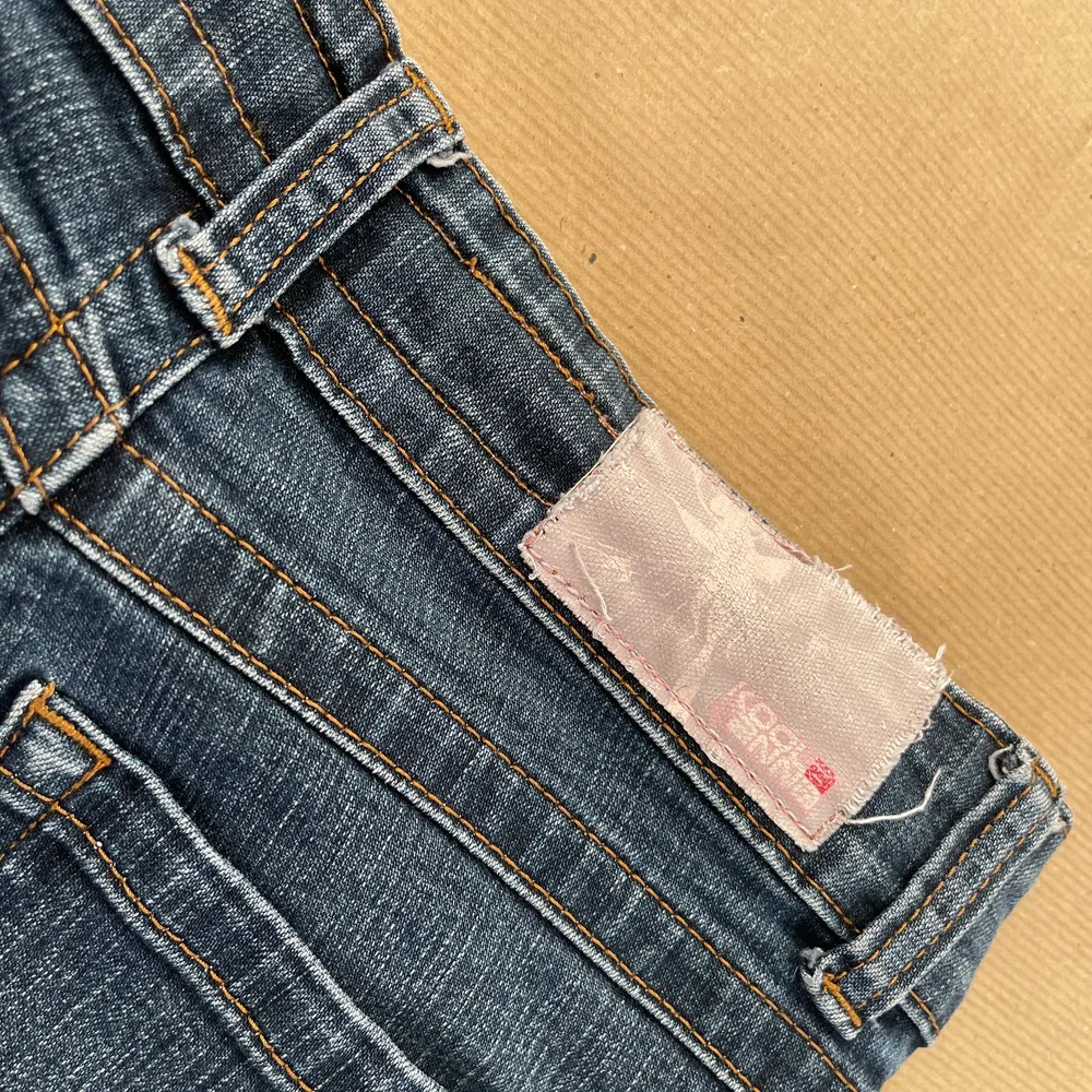 2000-tal low rise jeans jag köpte i en second hand men dem är lite små för mig så därför jag säljer dem. . Jeans & Byxor.