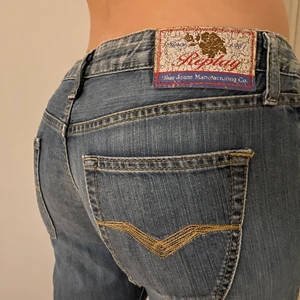 LÅGMIDJADE REPLAY JEANS  - Lågmidjade REPLAY jeans. Waist - 29. Lenght - 34. Jeansen har en lösare passform men skulle säga att dom passar både S och M beroende på hur du vill att den ska sitta. 