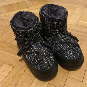 Inuikkii skor storlek 39 (38-39) - Skitsnygga blå skor från Inuikii storlek 39 men passar även 38 som tyvärr inte kommer så mycket till användning då jag har andra. Endast använd några gånger förra vintern så i nyskick! Fler bilder kan skickas om så önskas🌟