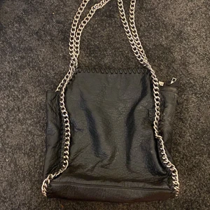 Tiamo väska - Haft denna underbara väska i snart 2 år men tyvärr hr den inte kommit mycket till användning så jag säljer nu den till någon som behöver den mer än mig!!🤩🤩 Den är ganska stor så den rymmer mycket saker, har en innerficka och en ficka på baksidan utanpå väskan😍 Köpte den för 1200 så startar budgivningen vid 500