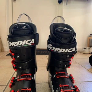 Nordica pjäxor - Fina pjäxor från Nordica i bra skick! Lite repor på insidan vilket det snabbt blir. 120 i flex och 98 mm i läst. Storlek 27/27.5. Nordica Dobermann GP 120.