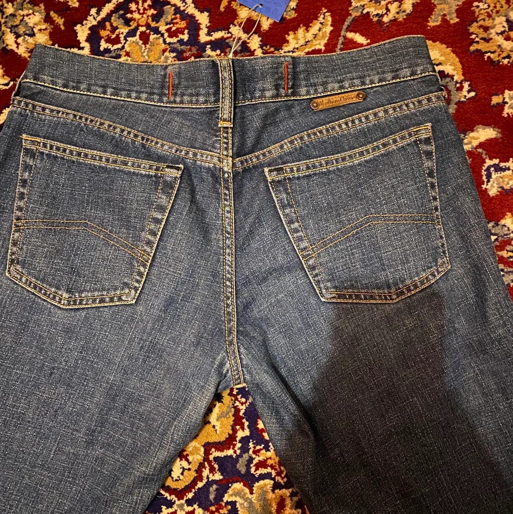 Feta lågmidjadje jeans från Marlboro classics🚬 köpta på sellpy för nån månad sen men tyvärr för små så får sälja vidare🥲💋❤️‍🩹 de har ett litet slitet hål på ena benet men märks knappt😚💋. Jeans & Byxor.