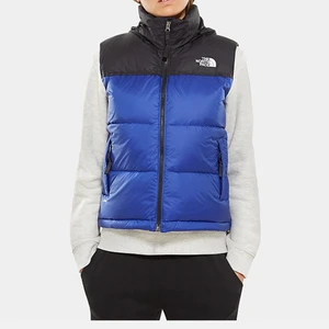 North Face väst  - Säljer min fina North Face puffer väst då den inte kommer till användning💙 Köpt förra våren och endast använd ett fåtal gånger så den är i nyskick med inga defekter! Den är i strl men passar S- L beroende på hur man vill ha den.💙Köpt för 2000! Skriv privat vid intresse❤️ PRISET ÄR FÖRHANDLINGSBART!